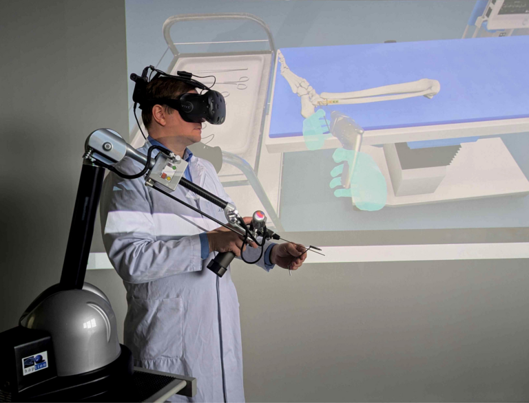 Die Kombination aus Gewebesimulation, einem Autorenwerkzeug und speziellen Haptikarmen soll ein VR-Training für chirurgische Operationen ermöglichen (Bild: TH Köln, Turhan Civelek)